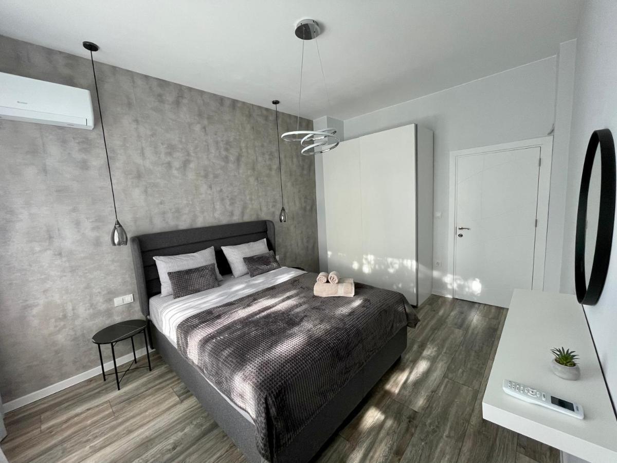 Vanquish Central Apartment Varna Bagian luar foto