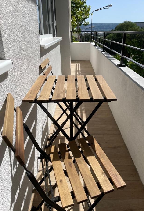 Vanquish Central Apartment Varna Bagian luar foto