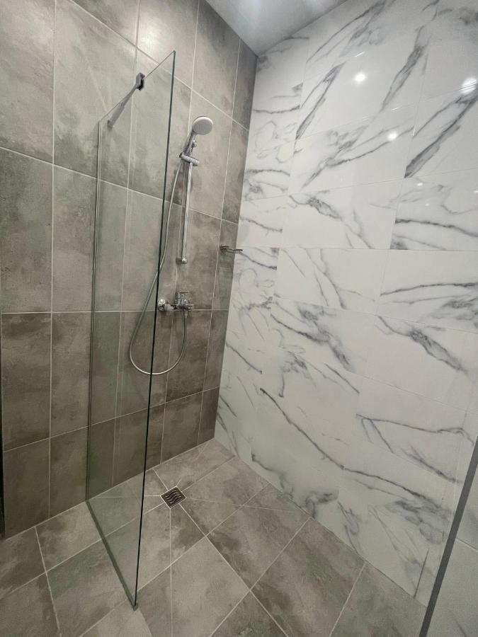 Vanquish Central Apartment Varna Bagian luar foto