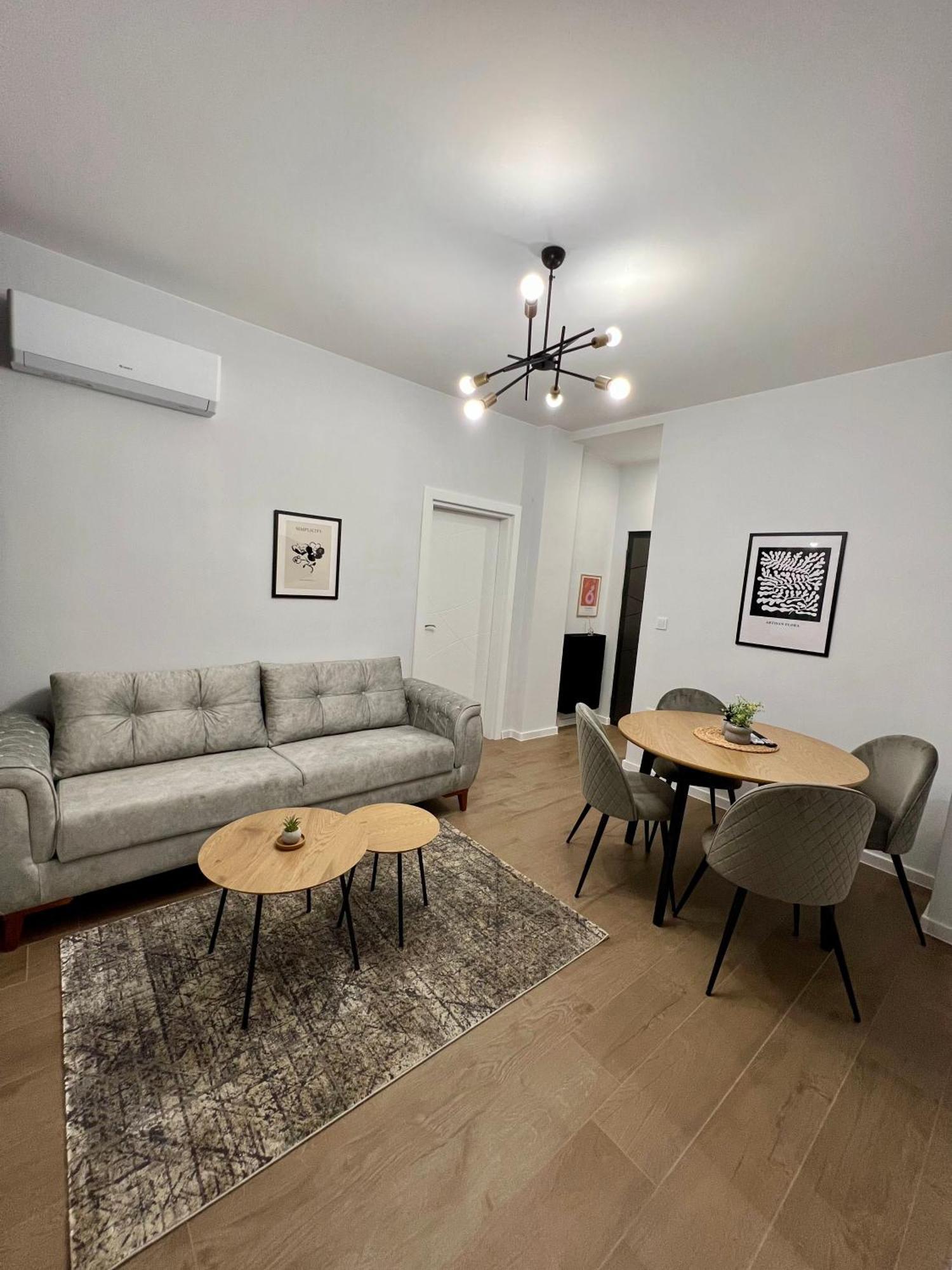 Vanquish Central Apartment Varna Bagian luar foto