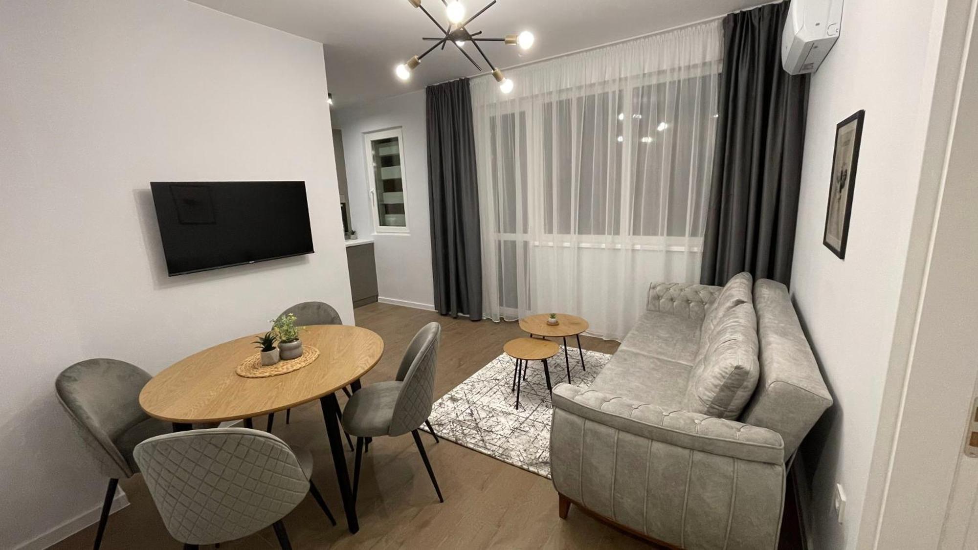 Vanquish Central Apartment Varna Bagian luar foto