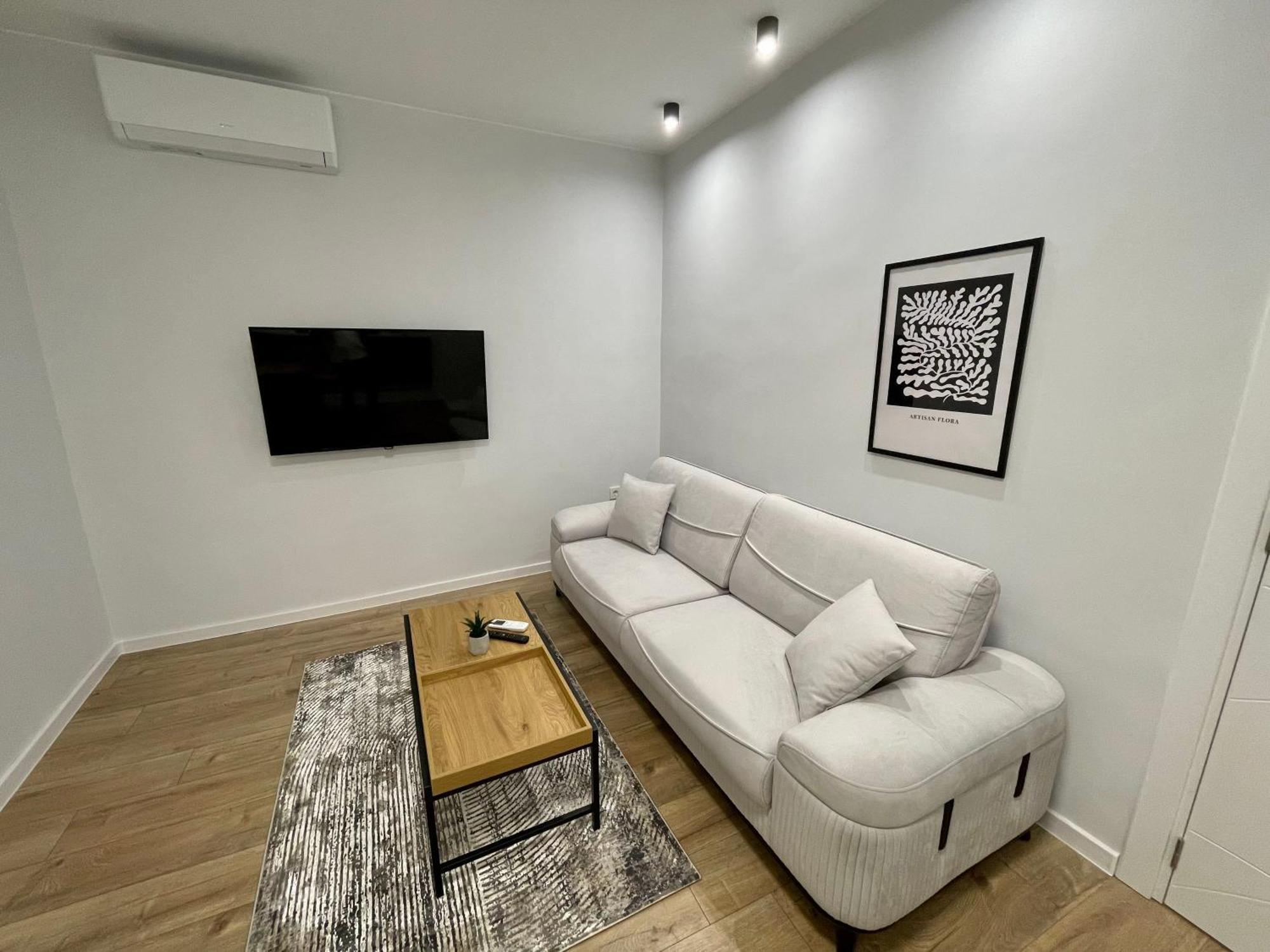 Vanquish Central Apartment Varna Bagian luar foto