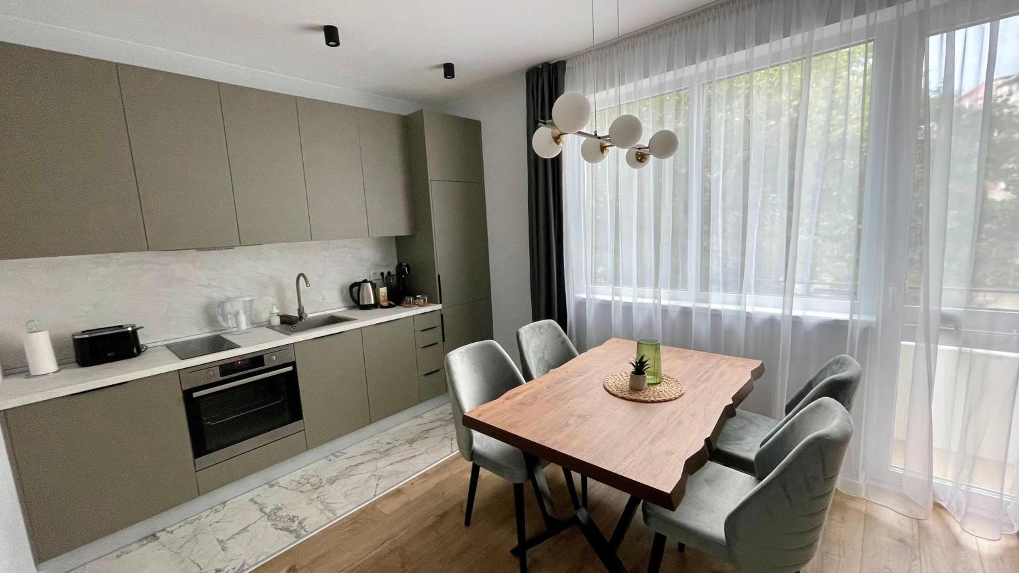 Vanquish Central Apartment Varna Bagian luar foto