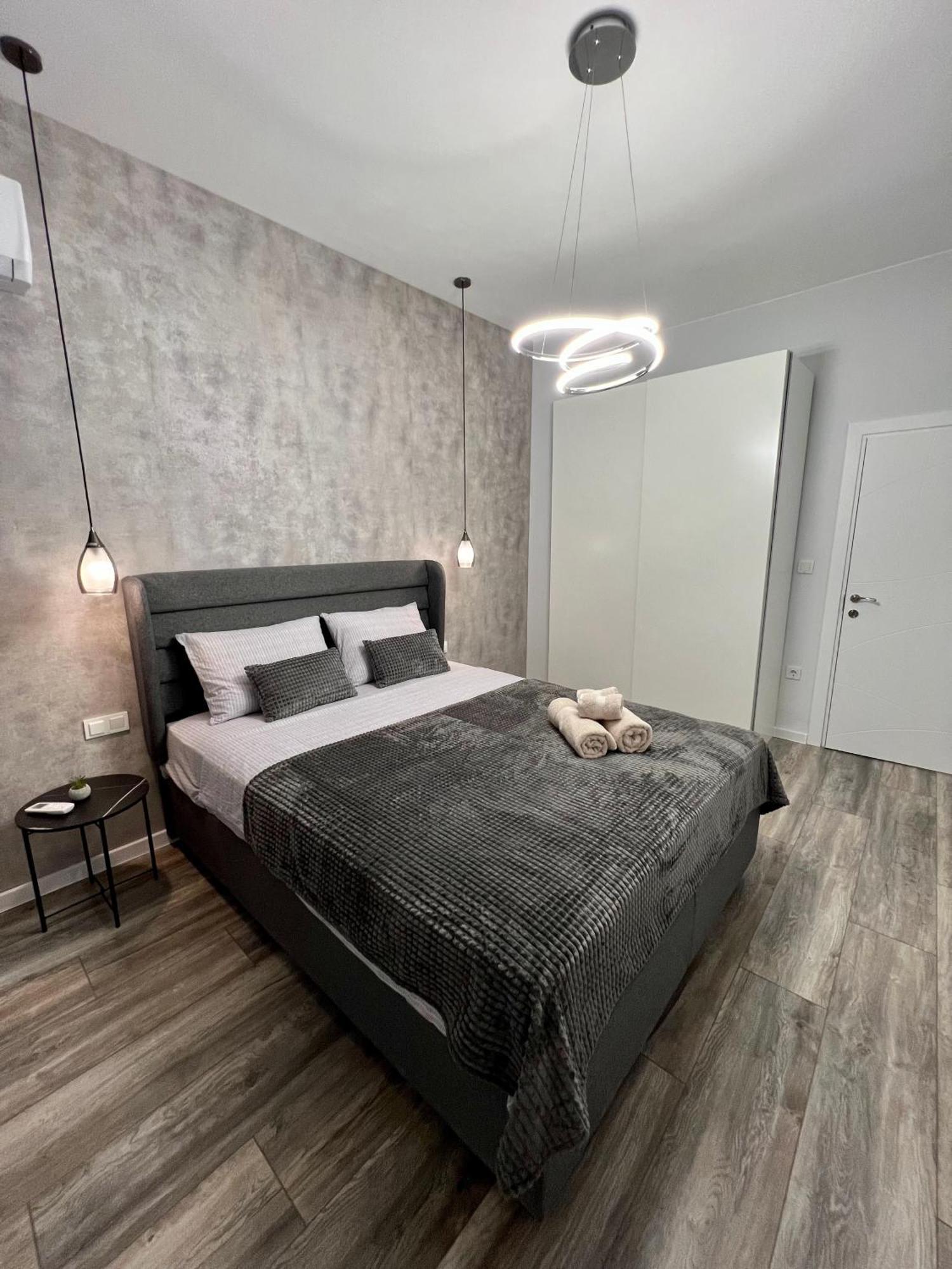 Vanquish Central Apartment Varna Bagian luar foto