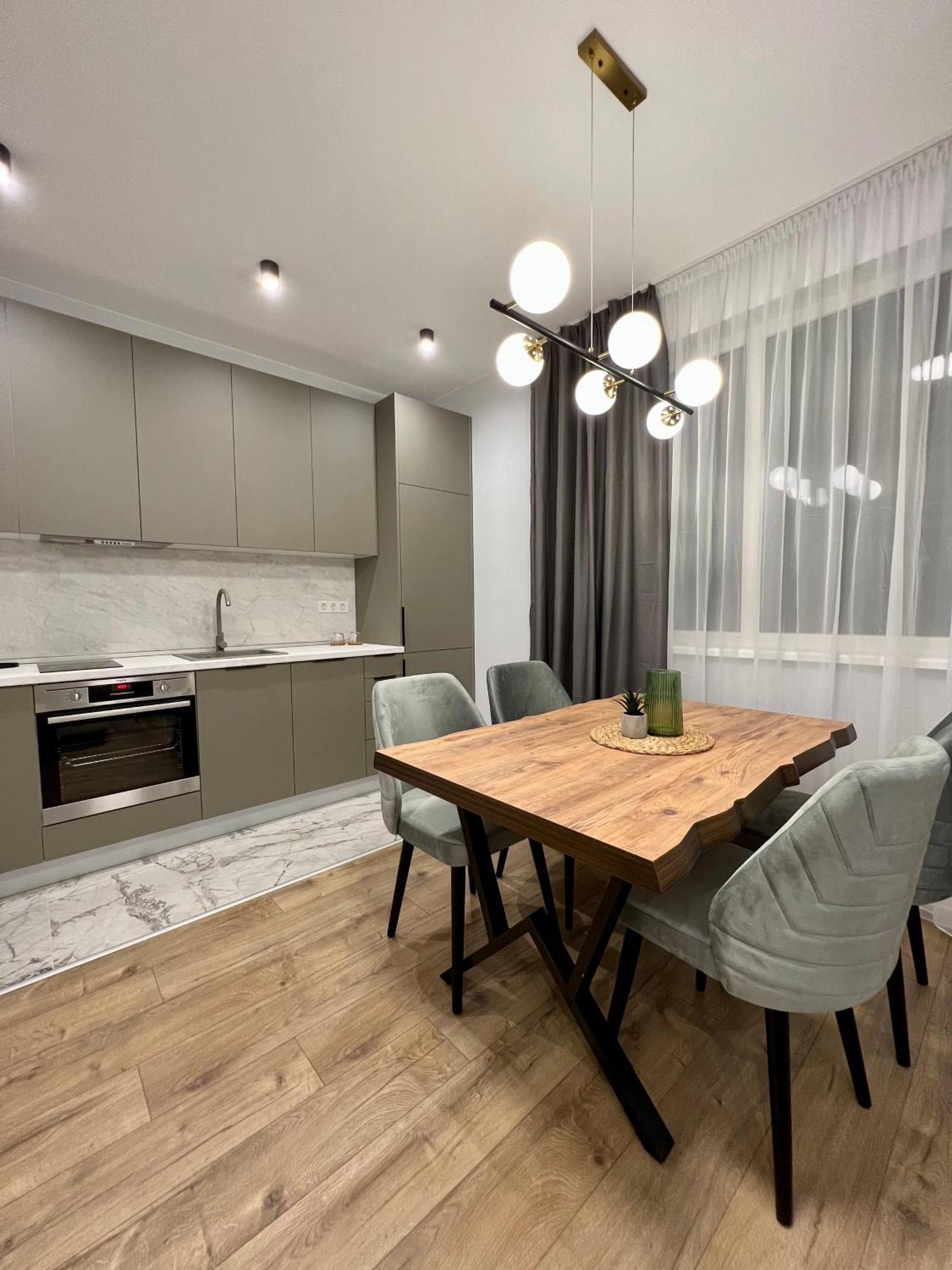 Vanquish Central Apartment Varna Bagian luar foto