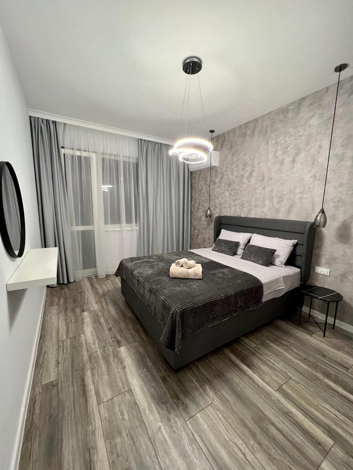 Vanquish Central Apartment Varna Bagian luar foto