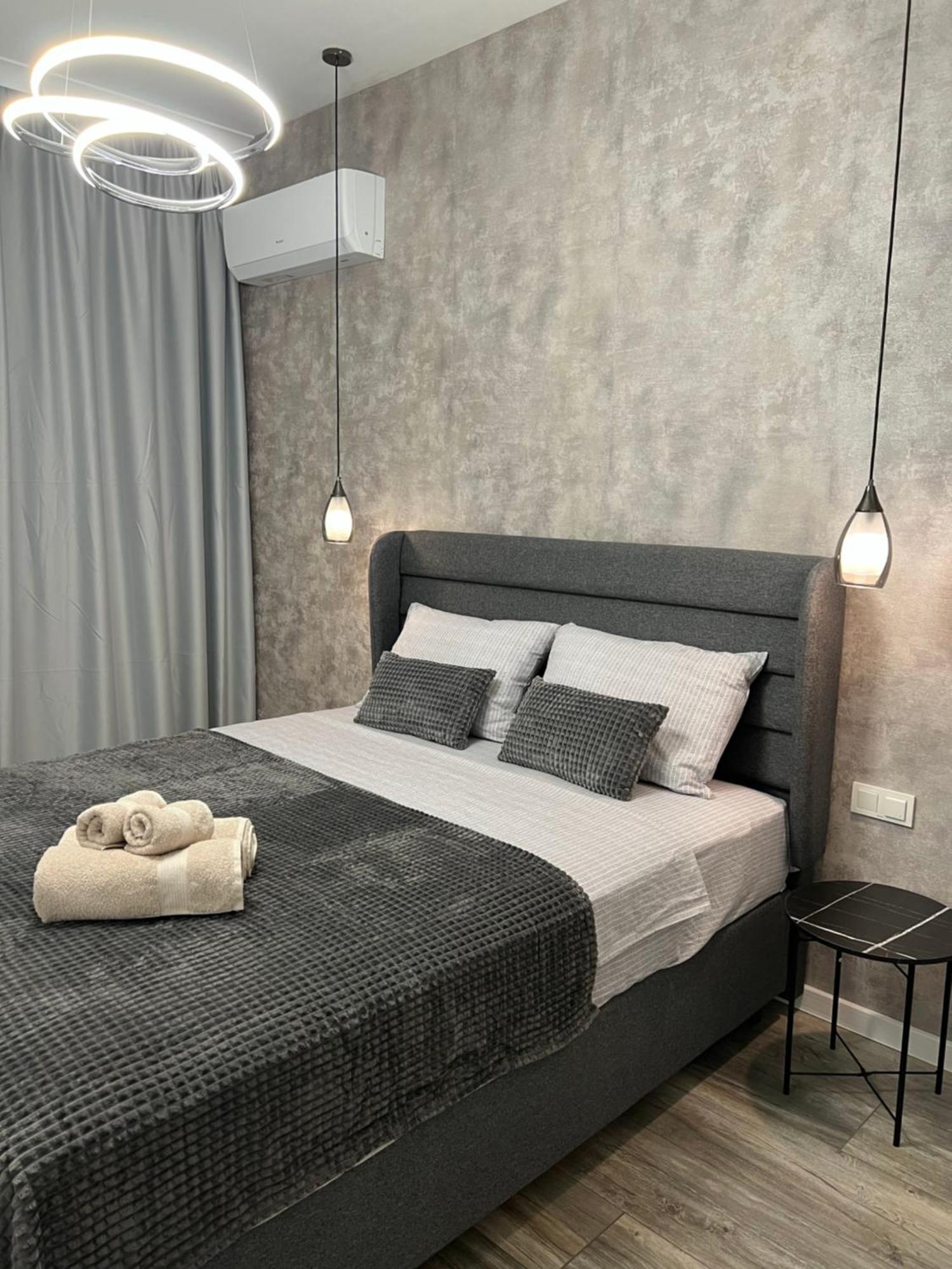 Vanquish Central Apartment Varna Bagian luar foto